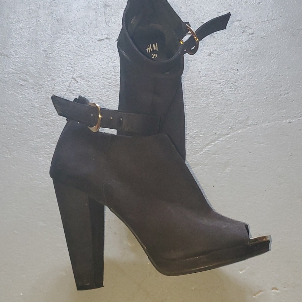 H&M pumps, toes out with ankle strap